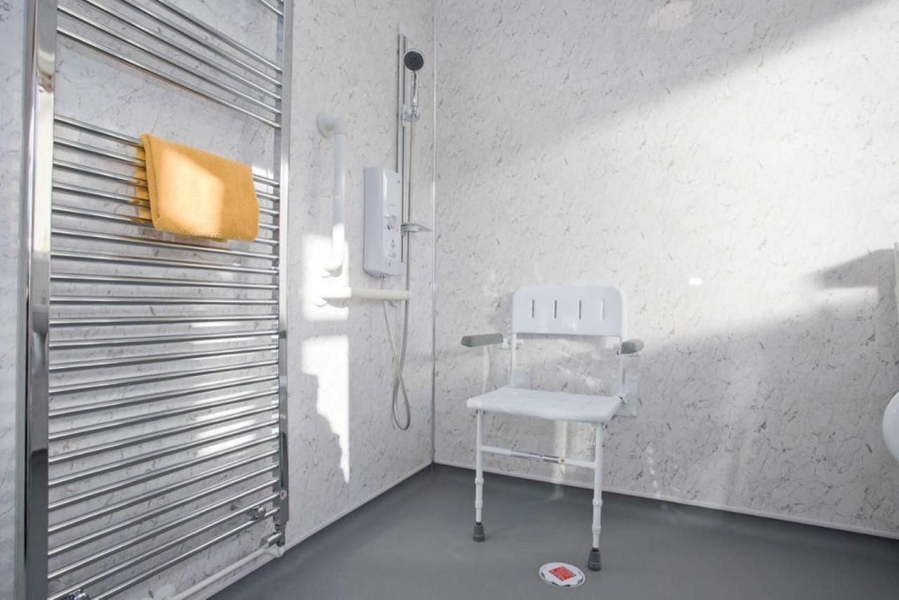 Hilda'S Retreat Accessible Wheel Chair Friendly With Hoist プール エクステリア 写真