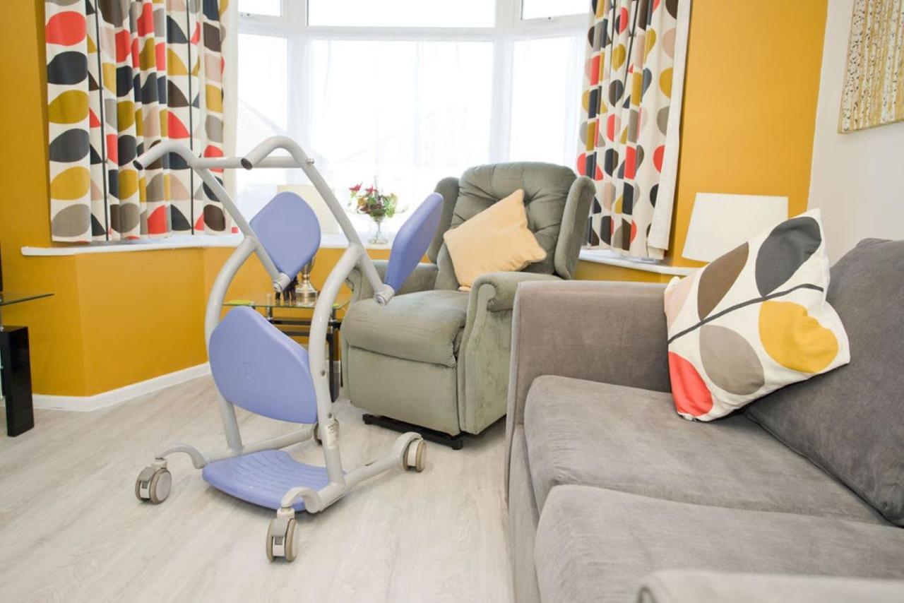 Hilda'S Retreat Accessible Wheel Chair Friendly With Hoist プール エクステリア 写真
