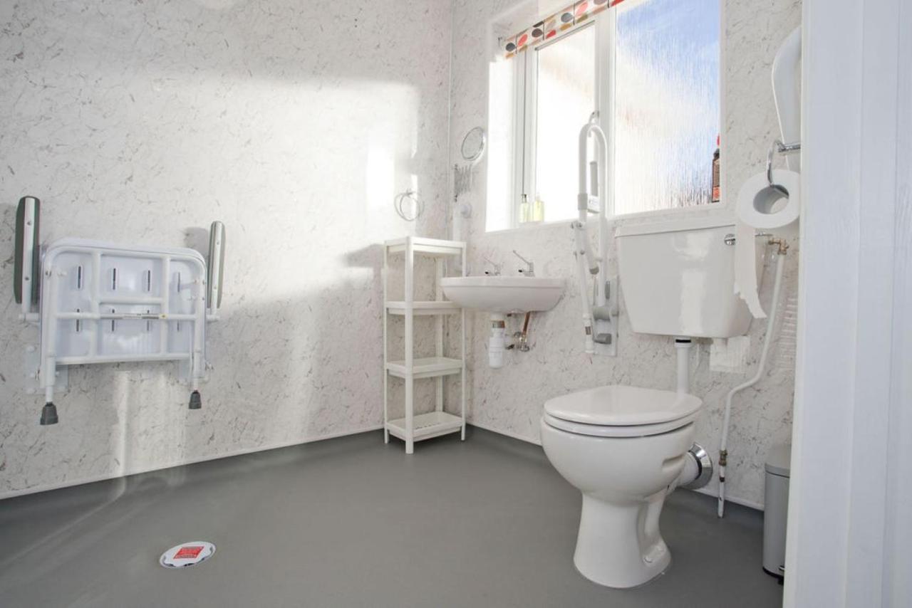 Hilda'S Retreat Accessible Wheel Chair Friendly With Hoist プール エクステリア 写真