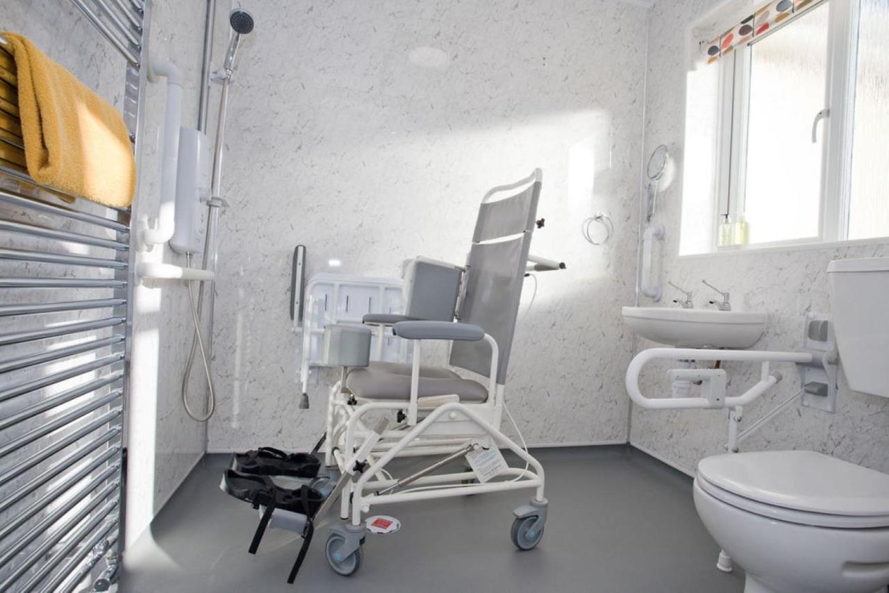 Hilda'S Retreat Accessible Wheel Chair Friendly With Hoist プール エクステリア 写真